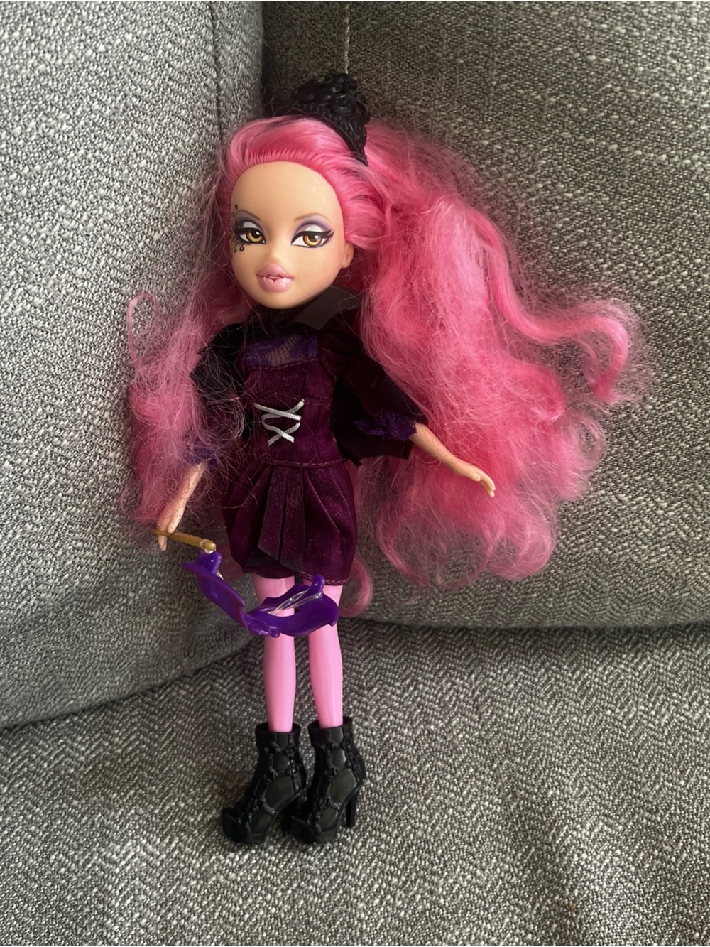 Bratz Masquerade Kirana Vampire Doll Pink Hair Original Outfit Accessories